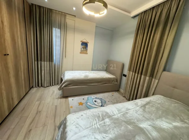 Tirane, shitet apartament 2+1+Ballkon Kati 1, 110 m² 245.000 € (Rruga e Dibrës)