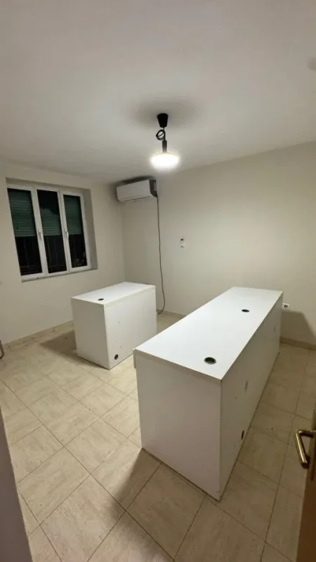 Tirane, jepet me qera ambjent biznesi Kati 3, 70 m² 600 € (Rruga Kavajës, (Përball Poliklinikës 9))