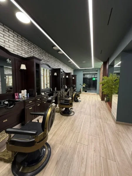 Tirane, jepet me qera dyqan Kati 0, 110 m² 2.500 €/MUAJ (NE BLLOK)