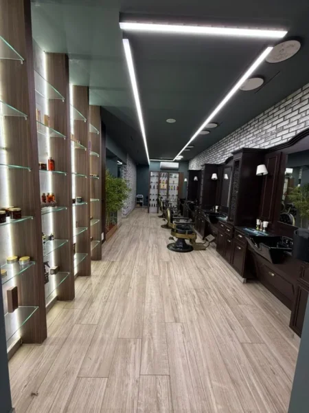 Tirane, jepet me qera dyqan Kati 0, 110 m² 2.500 €/MUAJ (NE BLLOK)