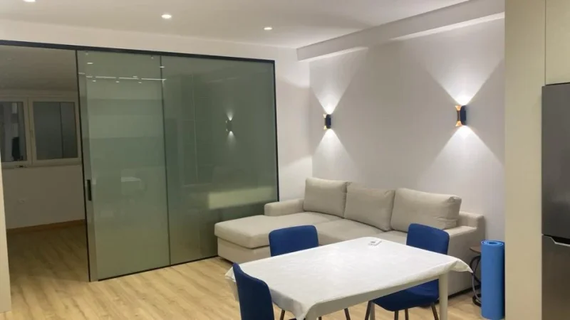 Tirane, jepet me qera apartament 1+1 Kati 7, 65 m² 550 € (astir)