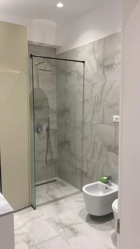 Tirane, jepet me qera apartament 1+1 Kati 7, 65 m² 550 € (astir)