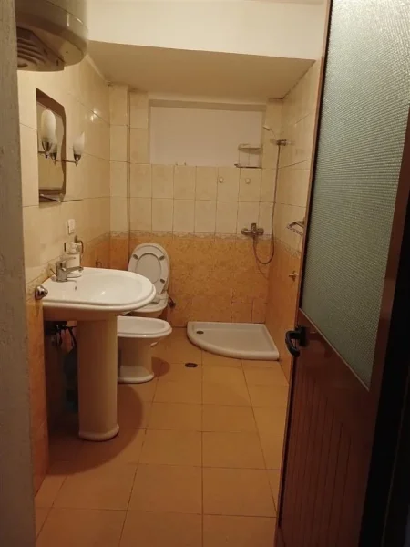 Tirane, jepet me qera apartament 1+1+Aneks Kati 3, 70 m² 400 € (rruga e kavajes)