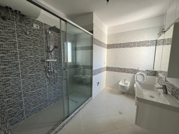 Durres, shitet apartament 2+1+Aneks+Ballkon Kati 5, 132 m² 115.000 € (Ish Rajoni)