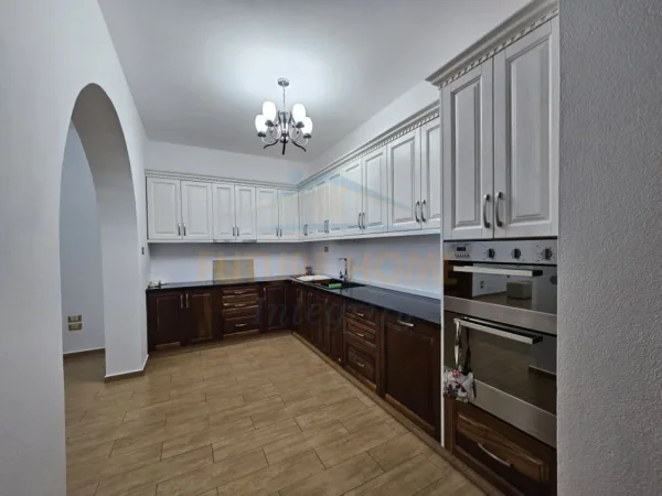 Tirane, jepet me qera apartament 2+1 Kati 2, 115 m² 500 € (RRUGA KRISTAQ CAPO)