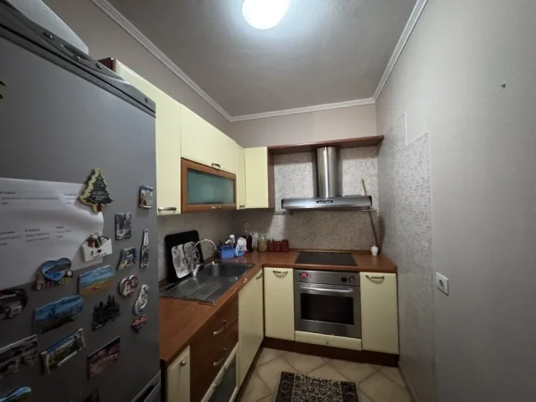 Tirane, jepet me qera apartament 1+1 Kati 5, 600 € (Rruga e Elbasanit)