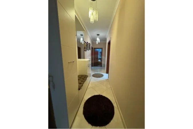 Tirane, jepet me qera apartament 2+1 , 110 m² 600 € (Xhamlliku)