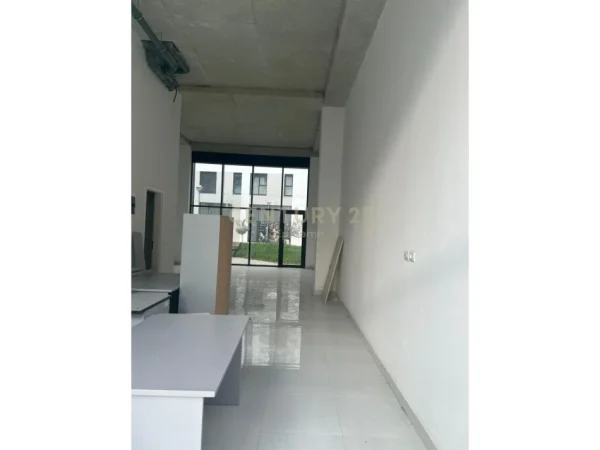 Tirane, jepet me qera ambjent biznesi Kati 0, 80 m² 800 € (Bulevardi i Ri)