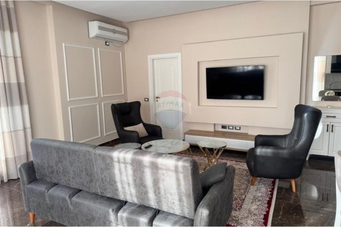 Vlore, jepet me qera apartament+verande | Penthouse 2+1+Ballkon , 220 m² 1.000 € (Ish Kombinati Peshkut)