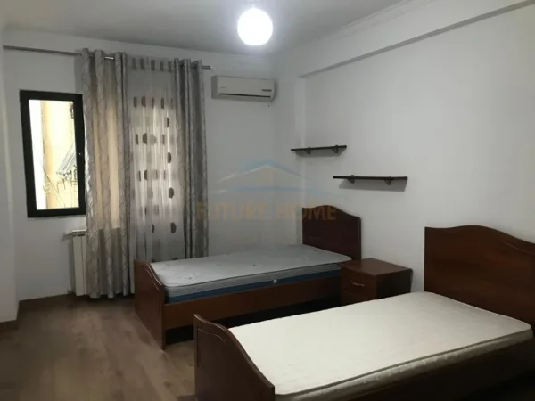 Tirane, jepet me qera apartament 2+1 Kati 2, 104 m² 800 € (Komuna e Parisit)