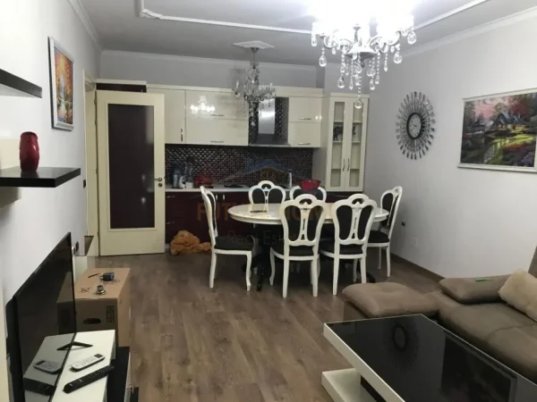 Tirane, jepet me qera apartament 2+1 Kati 2, 104 m² 800 € (Komuna e Parisit)