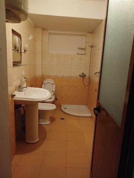 Tirane, jepet me qera apartament 1+1+Ballkon Kati 2, 60 m² 400 € (Rruga e Kavajes , rruga stavri themeli , prapa globe)