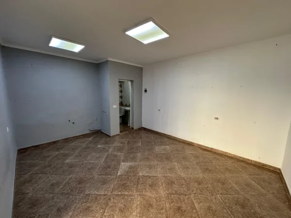 Tirane, jepet me qera dyqan Kati 0, 26 m² 300 € (Rruga Siri Kodra)
