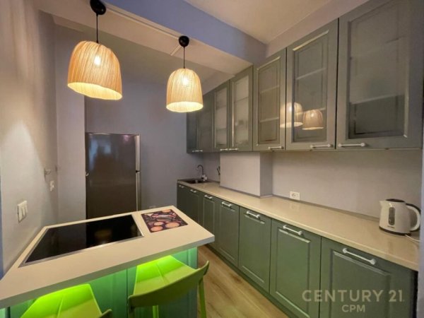 Tirane, jap me qera apartament 2+1+2 , 100 m² 700 € (Komuna e Parisit)