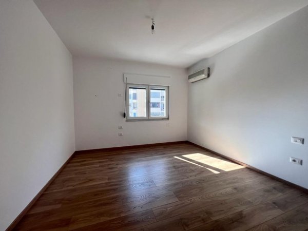 Tirane, jepet me qera apartament 2+1+Ballkon Kati 6, 130 m² 1.200 € (Rruga Faik Konica)
