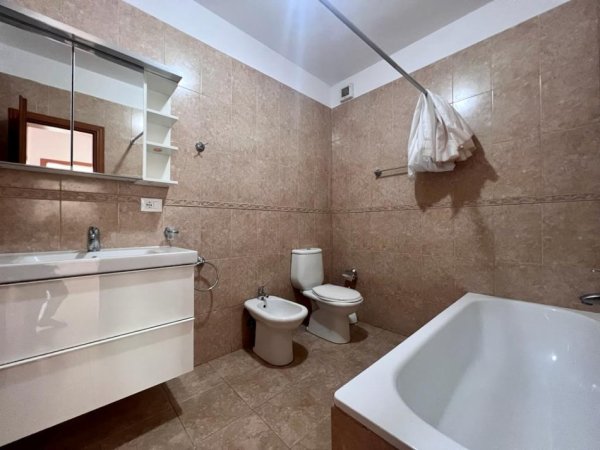 Tirane, jepet me qera apartament 2+1+Ballkon Kati 6, 130 m² 1.200 € (Rruga Faik Konica)