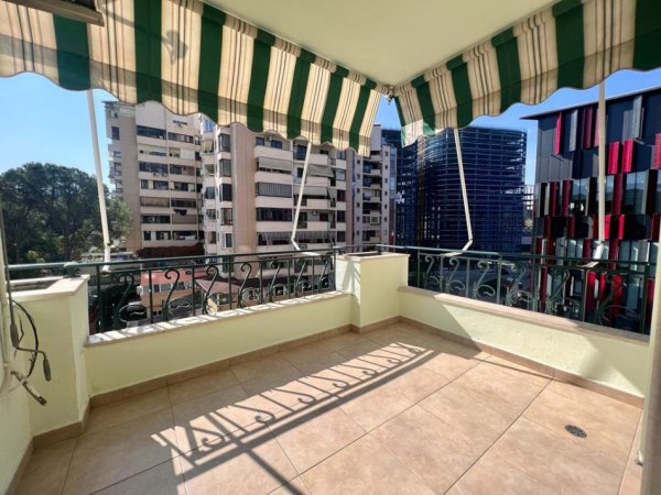 Tirane, jepet me qera apartament 2+1+Ballkon Kati 6, 130 m² 1.200 € (Rruga Faik Konica)