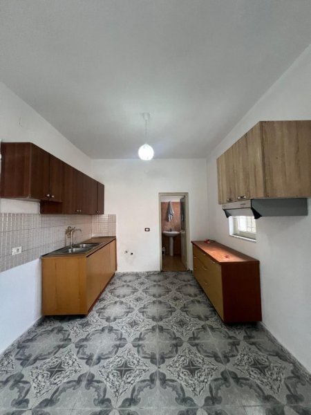 Tirane, jepet me qera shtepi 2+1 Kati 1, 70 m² (Bulevardi i Ri, prane Kompleksit Asllan Lala)
