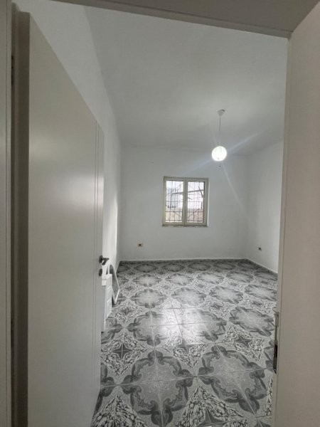 Tirane, jepet me qera shtepi 2+1 Kati 1, 70 m² (Bulevardi i Ri, prane Kompleksit Asllan Lala)