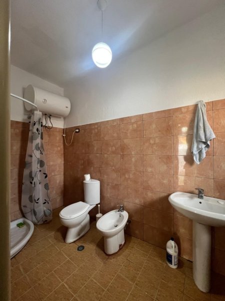 Tirane, jepet me qera shtepi 2+1 Kati 1, 70 m² (Bulevardi i Ri, prane Kompleksit Asllan Lala)
