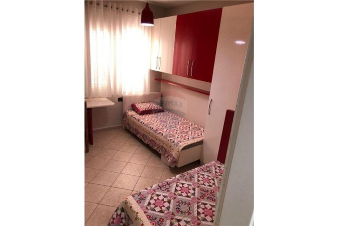 Tirane, jepet me qera apartament 2+1+2+Aneks+Ballkon , 105 m² 650 € (Komuna e Parisit)