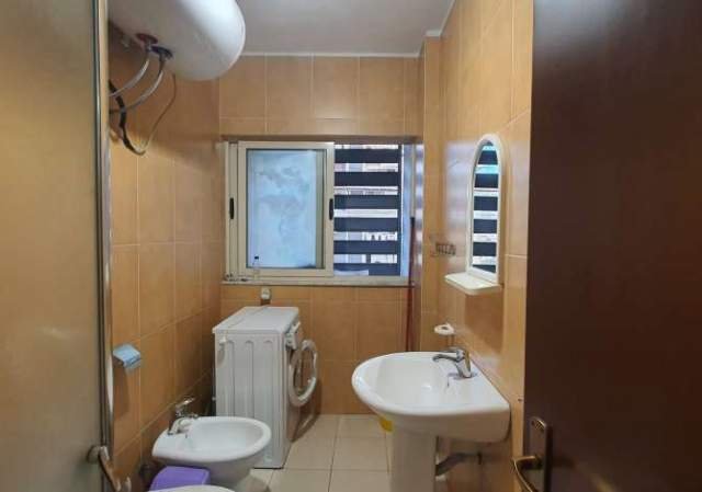 Tirane, jepet me qera apartament 1+1+Aneks+Ballkon Kati 7, 48 m² 450 € (Ish Fusha e Aviacionit)