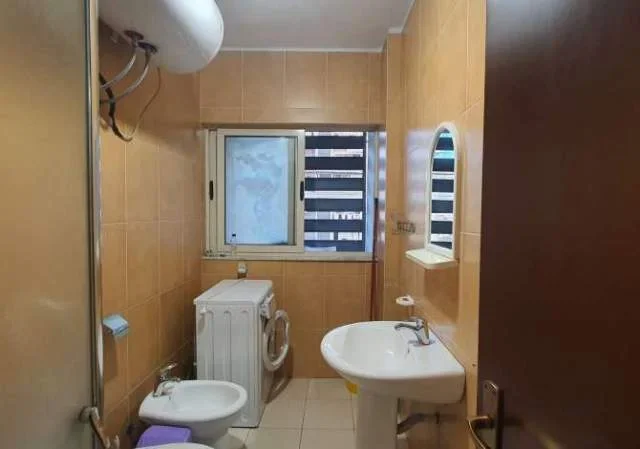 Tirane, jepet me qera apartament 1+1+Aneks+Ballkon Kati 7, 48 m² 450 € (Ish Fusha e Aviacionit)