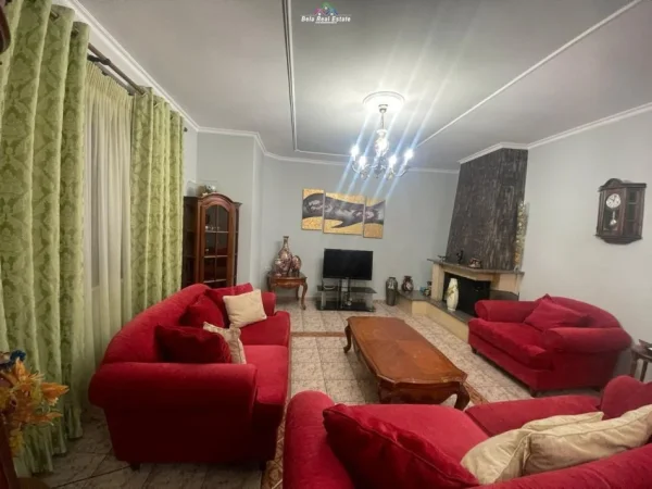 Tirane, jepet me qera Vile 2+1 Kati 2, 700 m² 1.000 € (tregu elekrik)