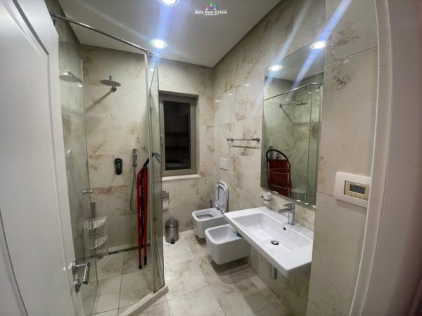 Tirane, jepet me qera Vile 2+1 Kati 2, 700 m² 1.000 € (tregu elekrik)