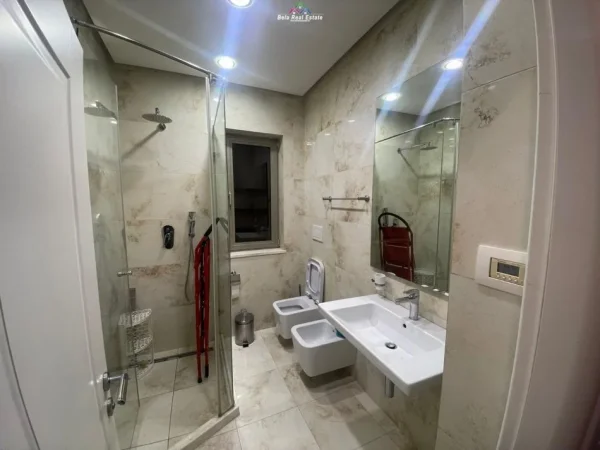 Tirane, jepet me qera Vile 2+1 Kati 2, 700 m² 1.000 € (tregu elekrik)