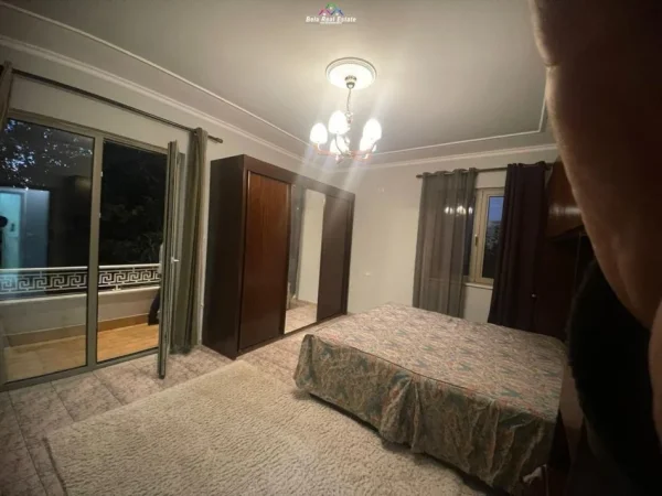 Tirane, jepet me qera Vile 2+1 Kati 2, 700 m² 1.000 € (tregu elekrik)