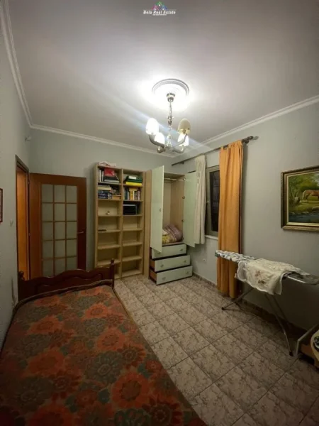 Tirane, jepet me qera Vile 2+1 Kati 2, 700 m² 1.000 € (tregu elekrik)