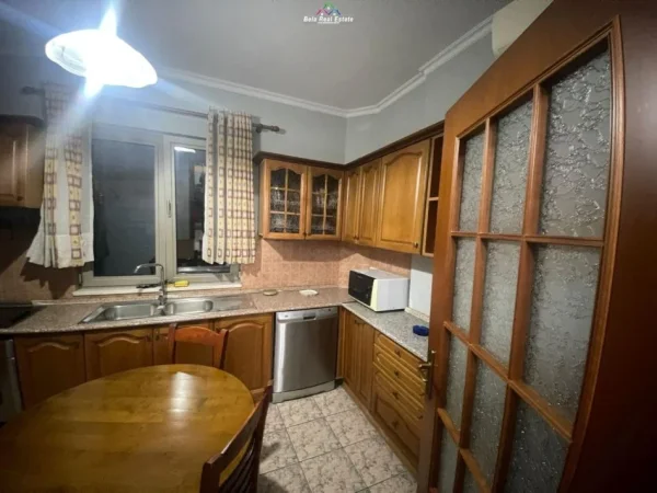 Tirane, jepet me qera Vile 2+1 Kati 2, 700 m² 1.000 € (tregu elekrik)