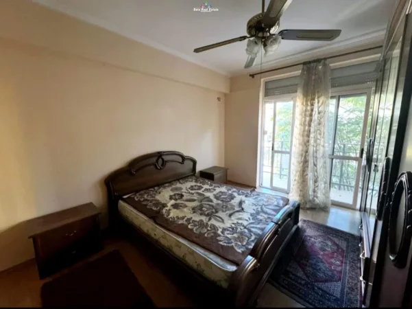 Tirane, jepet me qera apartament 3+1 Kati 3, 110 m² 650 € (oxhaku)