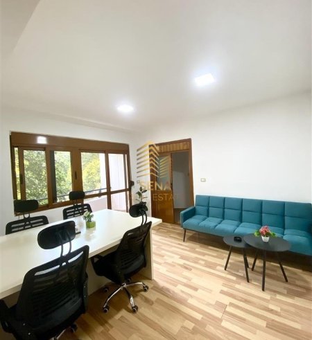 Tirane, jepet me qera zyre Kati 2, 70 m² 850 € (9-Kateshet)