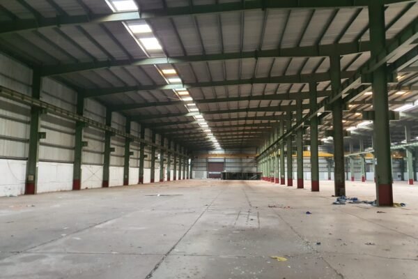 Tirane, jepet me qera magazine Kati 0, 2.000 m² 3.500 € (farke)