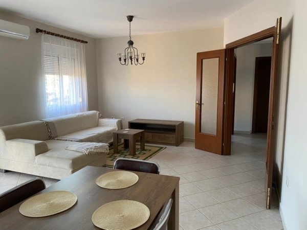 Tirane, jepet me qera apartament 2+1 Kati 7, 650 € (Prane Ambasades Gjermane)