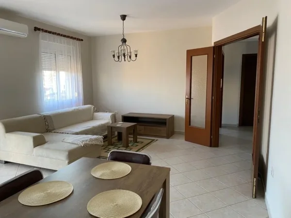 Tirane, jepet me qera apartament 2+1 Kati 7, 650 € (Prane Ambasades Gjermane)