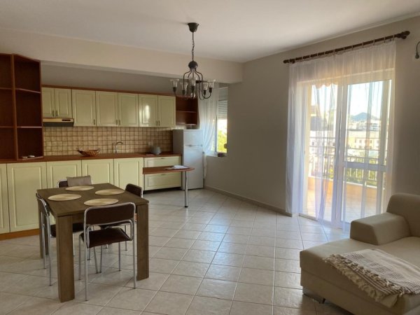 Tirane, jepet me qera apartament 2+1 Kati 7, 650 € (Prane Ambasades Gjermane)