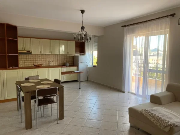 Tirane, jepet me qera apartament 2+1 Kati 7, 650 € (Prane Ambasades Gjermane)