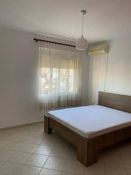 Tirane, jepet me qera apartament 2+1 Kati 7, 650 € (Prane Ambasades Gjermane)