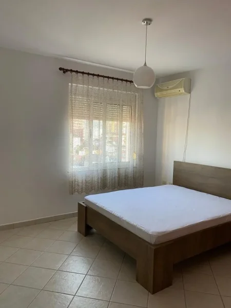 Tirane, jepet me qera apartament 2+1 Kati 7, 650 € (Prane Ambasades Gjermane)