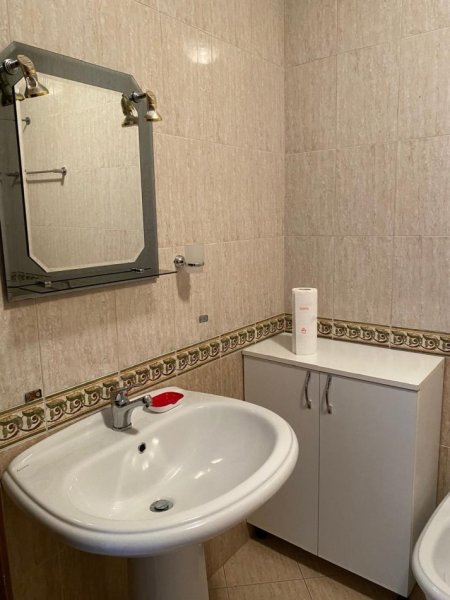 Tirane, jepet me qera apartament 2+1 Kati 7, 650 € (Prane Ambasades Gjermane)