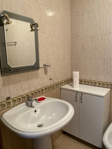 Tirane, jepet me qera apartament 2+1 Kati 7, 650 € (Prane Ambasades Gjermane)