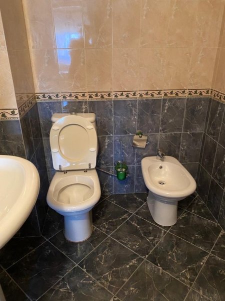 Tirane, jepet me qera apartament 2+1 Kati 7, 650 € (Prane Ambasades Gjermane)