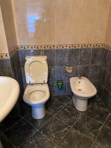 Tirane, jepet me qera apartament 2+1 Kati 7, 650 € (Prane Ambasades Gjermane)