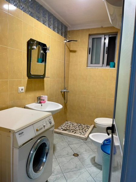 Tirane, jepet me qera apartament 1+1 Kati 3, 57 m² 450 € (Pallati me Shigjeta)