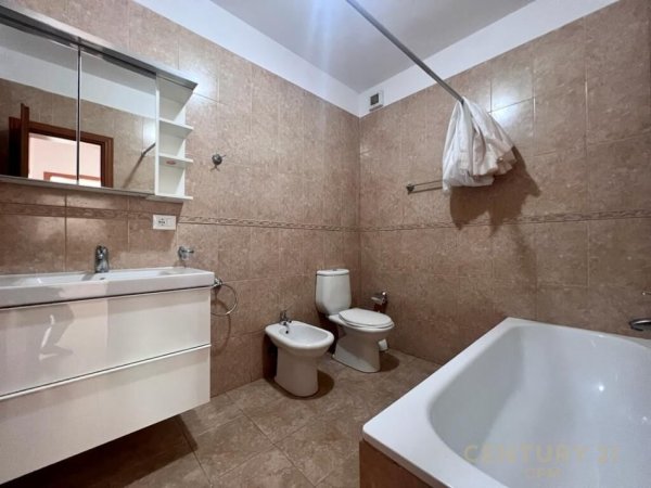 Tirane, jap me qera apartament 2+1+2+GARAZHD  , 120 m² 1.400 € (Stadiumi Qemal Stafa)