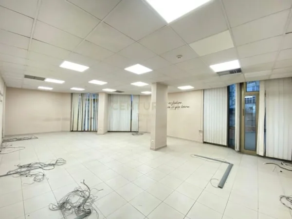 Tirane, jap me qera zyre , 210 m² 3.200 € (Sheshi Willson)