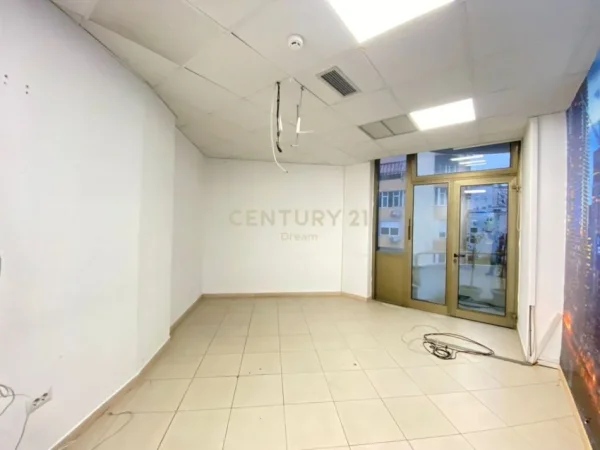 Tirane, jap me qera zyre , 210 m² 3.200 € (Sheshi Willson)